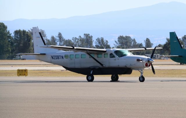 Cessna Caravan (N208TM) - KRDD - Redding Aero Enterprises Caravan package express on the ramp June 16th, 2018. New plane with the green tail in N106VE.