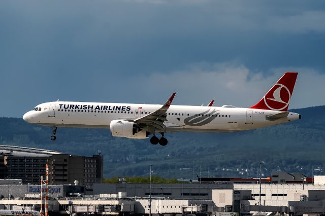 Airbus A321 (TC-LSV)