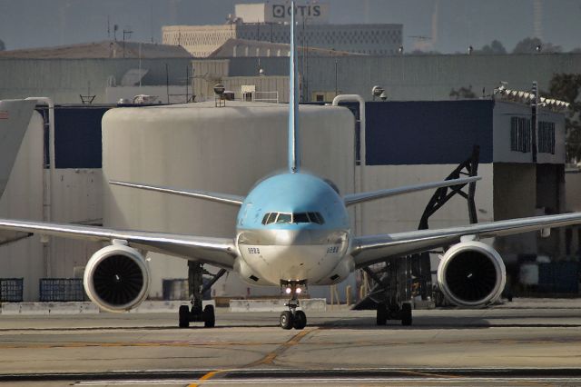 Boeing 777-200 — - Portrait of a Korean Airlines Boeing 777.