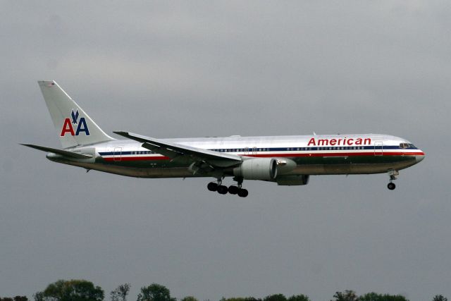 BOEING 767-300 (N39367) - Short finals for R09L on 12-Oct-10 operating flight AAL78 from KDFW.