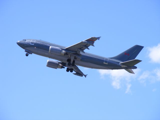 Airbus A310 (SDR15004) - cc-150 polaris(A310) pulling up with full military power,landing gear down over CFB Trenton.