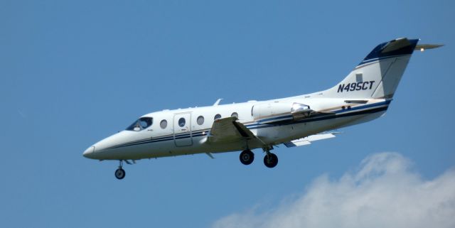 Beechcraft Beechjet (N495CT) - On short final is this 2008 Hawker Beechcraft 400XP from the Spring of 2022.