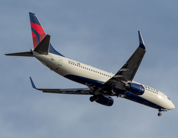 Boeing 737-800 (N379DA) - Delta 1168 on final for 18C after a three hour flight from Salt Lake City. Unfortunately the Delta pilot crew base at CVG will shut down after 30+ years of operation due to COVID-19.