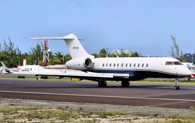Bombardier Global 5000 (N717LS)