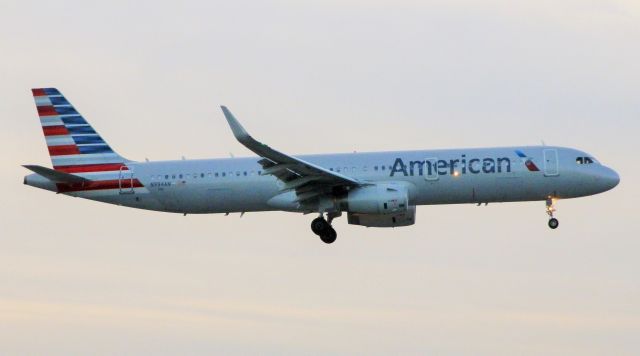 Airbus A321 (N994AN) - Coming in from Los Angeles(KLAX)