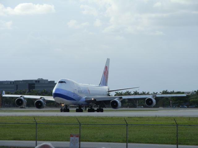 Boeing 747-400 (B-18707)