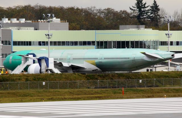 Boeing 777-200 (N718AN) - American Airlines N718AN on the Boeing Everett flightline November 29, 2012.