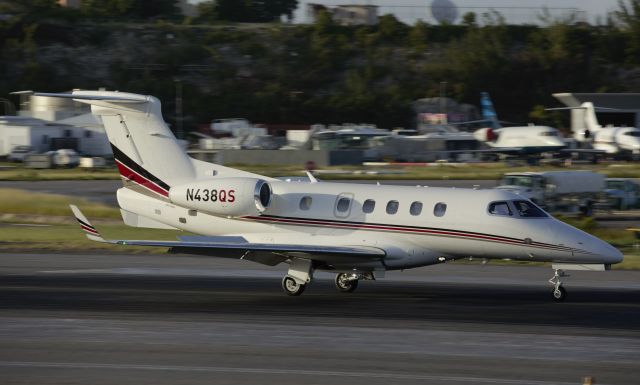 Embraer Phenom 300 (N438QS)
