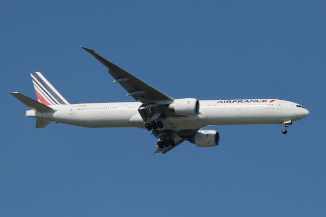 Boeing 777-200 (F-GSQE) - 20240729