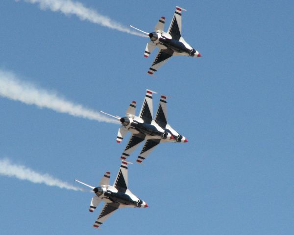 — — - Four F-16 Thunderbirds at the 2006 Reno Air Races.