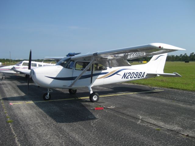 Cessna Skyhawk (N2098A)