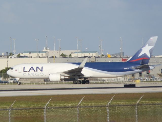 BOEING 767-300 (N418LA)