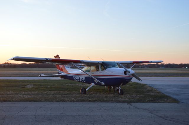 Cessna Skyhawk (N99750) - CAP N9975D glider tow aircraft arriving from Ankeny Regional Airport, KIKV, at 7:10 AM.  Taken April 9, 2016 with Nikon D3200.  