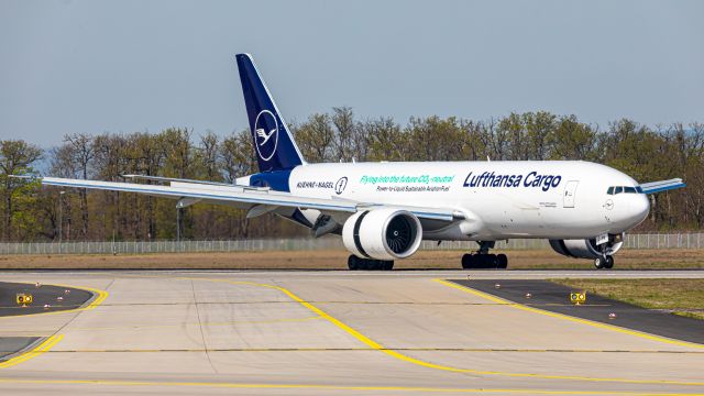 Boeing 777-200 (D-ALFK) - New Sticker Kühne&Nagel Flying into Future CO2 neutral