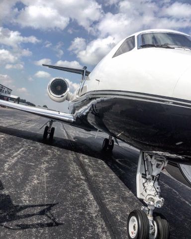 Gulfstream Aerospace Gulfstream IV (N605CM) - Today the pilot of this G450 let me check out his plane and get a close up