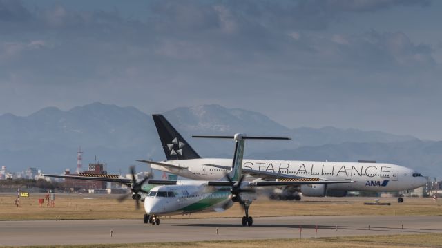 de Havilland Dash 8-400 (JA856A) - JA712Abr /All Nippon Airways / Boeing 777-281br /Dec.13.2015 Hakodate Airport [HKD/RJCH] JAPANbr /=================================================br /JA856Abr /ANA Wings - AKX / Bombardier DHC-8-402Q Dash 8 [DH8D]br /Dec.13.2015 Hakodate Airport [HKD/RJCH] JAPAN