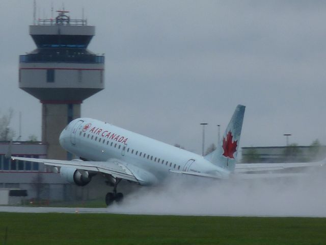 Embraer ERJ-190 (C-FFYM)