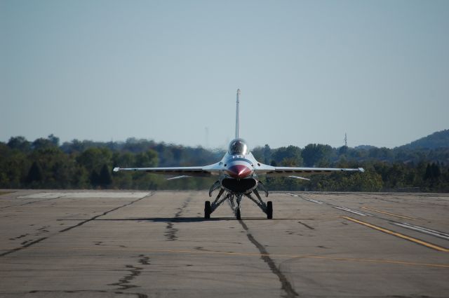 Lockheed F-16 Fighting Falcon — - Thunderbird at Ft. Smith Airshow