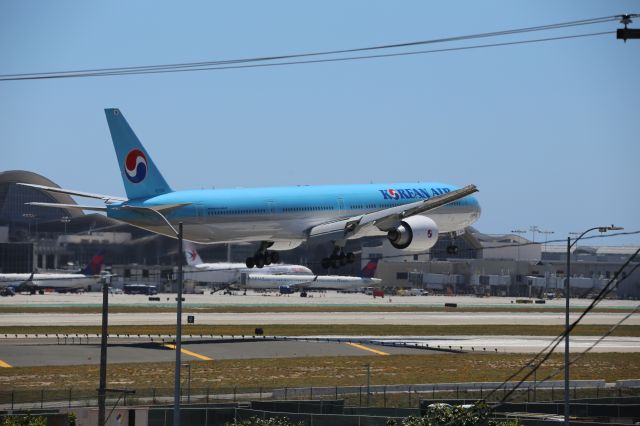 BOEING 777-300ER (HL7204)