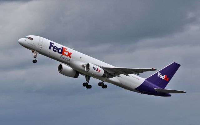 Boeing 757-200 (N923FD) - fedex b757 n923fd dep shannon 20/9/16.