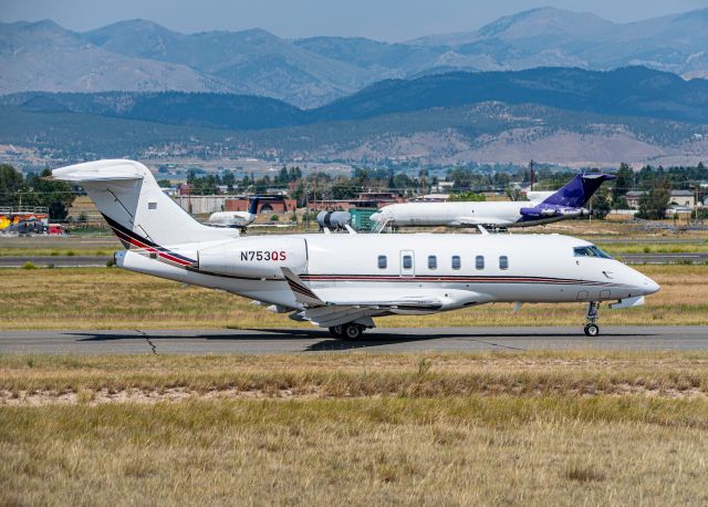 Canadair Challenger 350 (N753QS) - NetJets taxing at KHLN