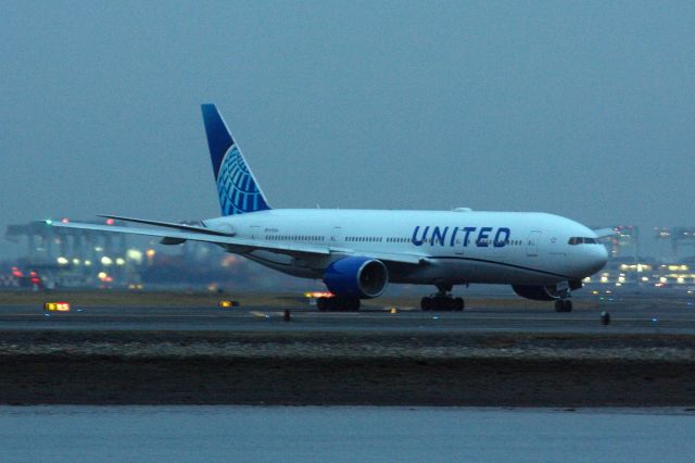 Boeing 777-200 (N792UA)