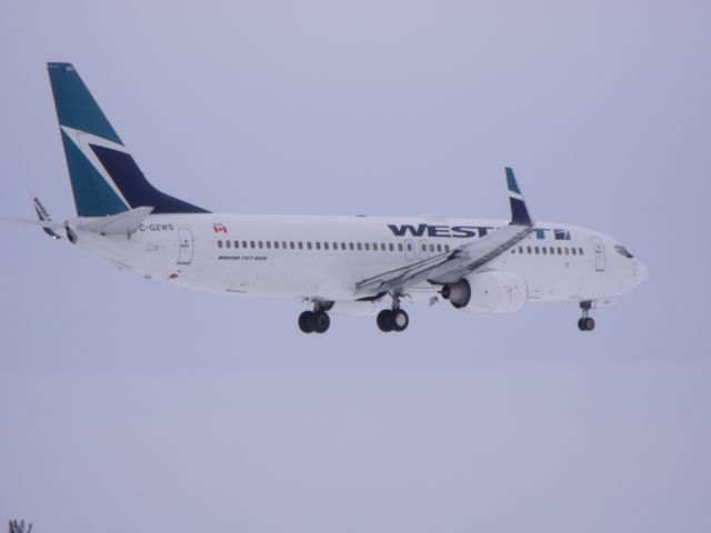 Boeing 737-800 (C-GZWS) - landing on #32