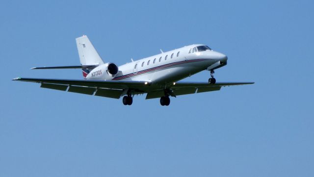 Cessna Citation Sovereign (N313QS) - On final is this 2007 Cessna Citation Soverign in the Summer of 2019.