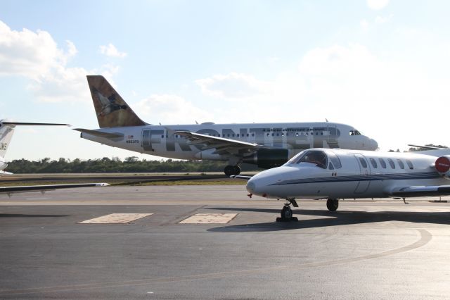 Airbus A319 (N953FR)