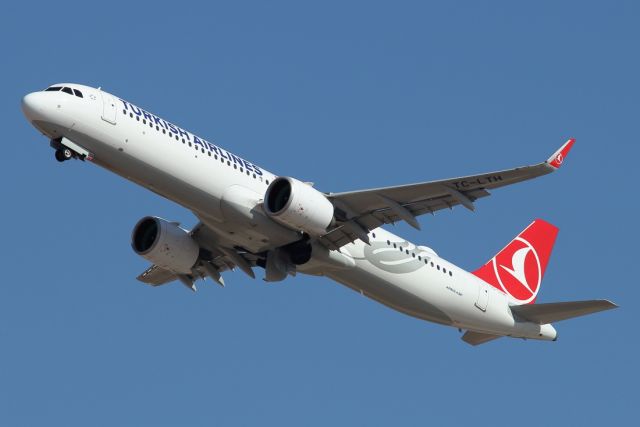 Airbus A321 (TC-LTH) - 23/11/2021:  Morning flight to istanbul (IST) after T/O from runway 26.