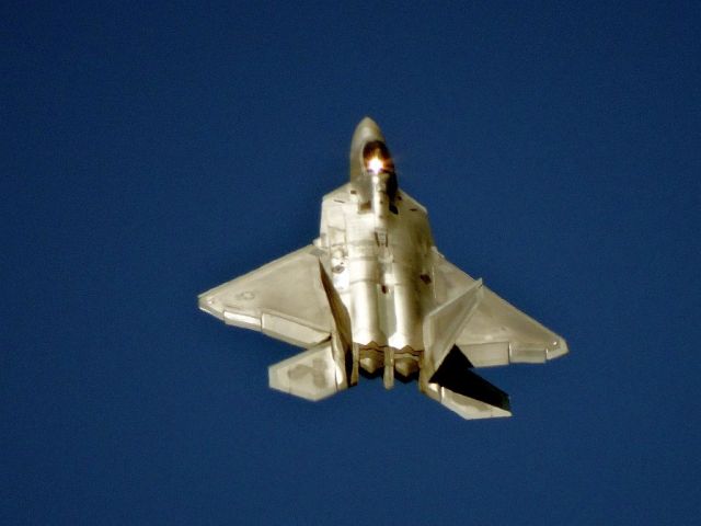 Lockheed F-22 Raptor —