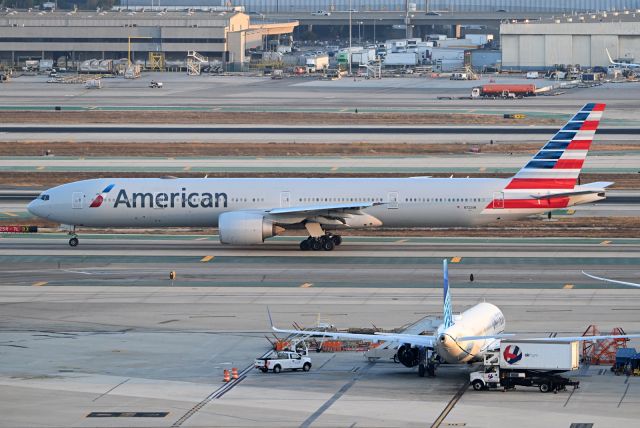BOEING 777-300 (N722AN)