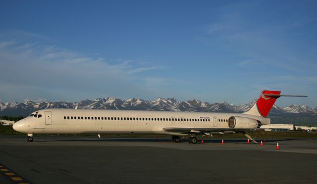 McDonnell Douglas MD-90 (N940DN)