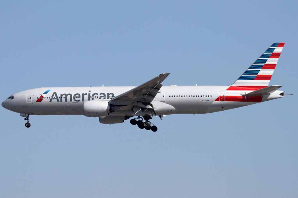 Boeing 777-200 (N752AN)