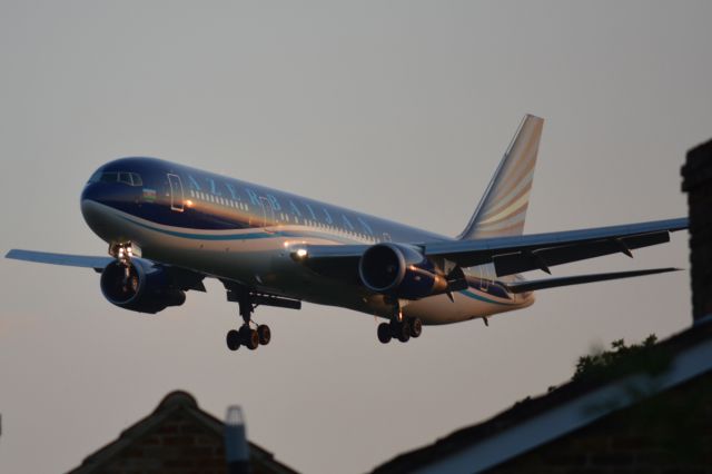 BOEING 767-300 (4KAZ81) - on final for 09L