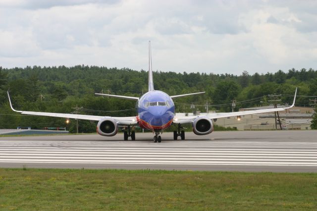 BOEING 737-300 (N611SW) - The co-pilot is waving at the camera, may be hard to see.