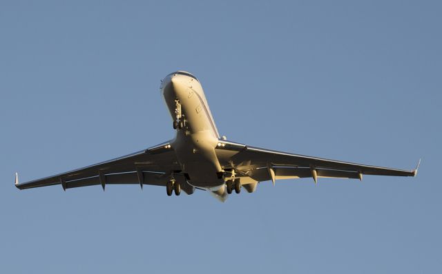 Bombardier Global 5000 (N101QS) - Landing on runway 33.