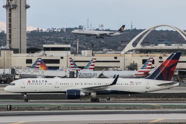 Boeing 757-200 (N537US)