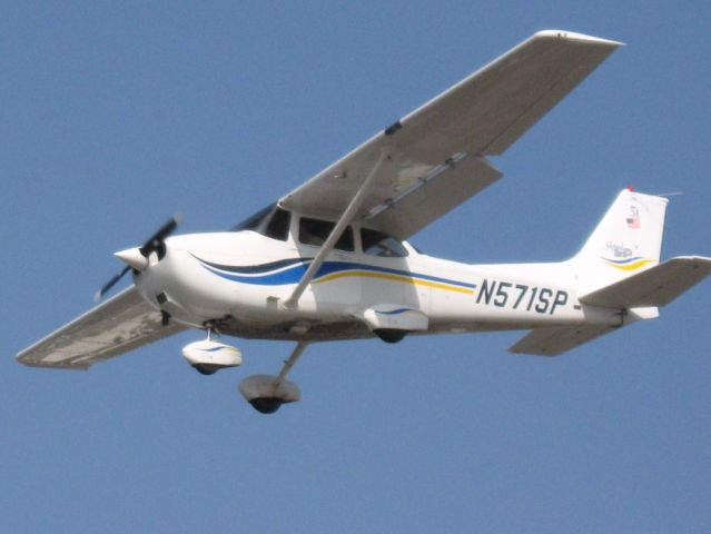 Cessna Skyhawk (N571SP) - Landing on RWY 24