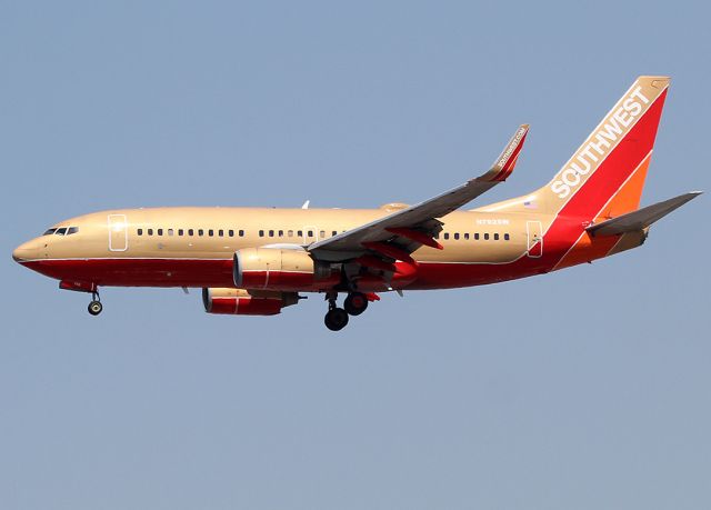 Boeing 737-700 (N792SW) - Landing at the LAX.