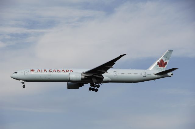 BOEING 777-300 (C-FRAM) - Final Approach to Narita Intl Airport Rnwy34L on 2012/10/13