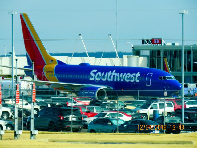 Boeing 737-700 (N7859B)