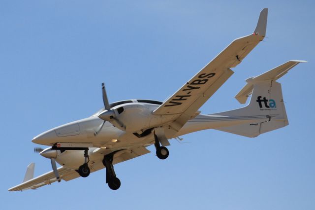 Diamond Twin Star (VH-YBS) - FLIGHT TRAINING ADELAIDE DIAMOND DA-42 TWIN STAR - REG VH-YBS (CN 42-206) - PRAFIELD ADELAIDE SA. AUSTRALIA - YPPF (5/11/2014)