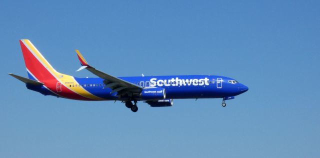 Boeing 737-800 (N8550Q) - On short final is this 2017 Southwest Airlines Boeing 737-8H4 (WL) in the Spring of 2023.