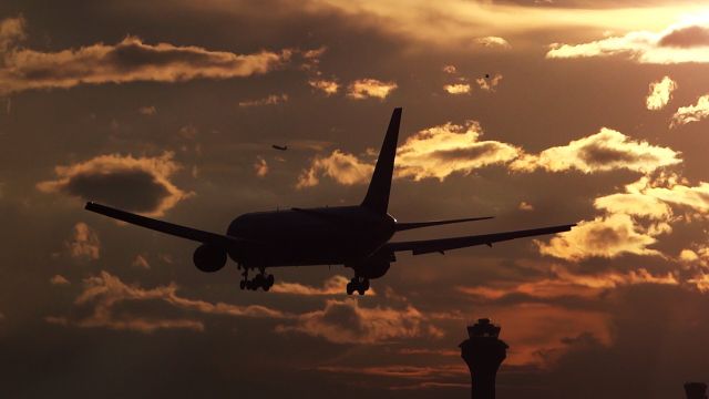 BOEING 767-300 (N662UA) - Beautiful sunset shot of the United 763 on short final with tower.