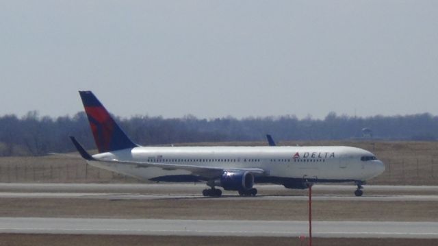 BOEING 767-300 (N1605) - With a stiff cross wind, Delta 223 arriving from Paris Charles De Guile at 2:19 P.M. bounces three times and finally touches down at the 4000 ft.!!   Taken March 12, 2015.  