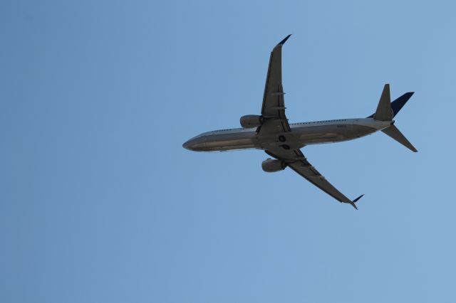 Boeing 737-800 (N68822) - United 737-800 with split Scimitar winglets just after takeoff from 4R at Logan.