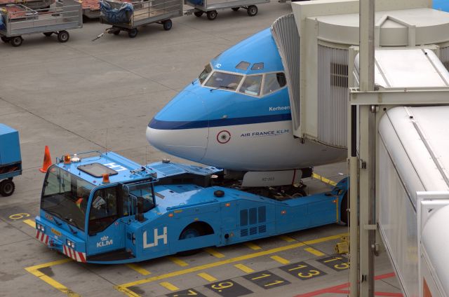 Boeing 737-800 (PH-BXC) - KLM - Boeing 737-8K2 (PH-BXC) at AMS awaiting "push back". I wonder what the Tug driver is reading? (Photo May 2007)