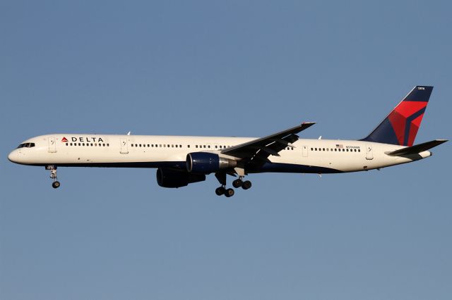 BOEING 757-300 (N596NW)
