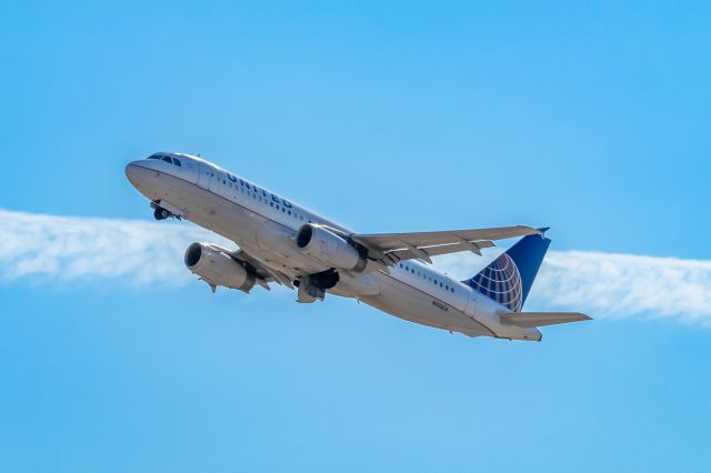 Airbus A320 (N494UA) - United Airlines A320 taking off from PHX on 9/27/22. Taken with a Canon 850D and Rokinon 135mm f/2 manual focus lens. 